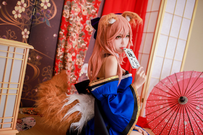 路雪纯香车冷艳造型 内地版大S风情再现:爱游戏(中国)(图2) 爱游戏体育app官网登录入口